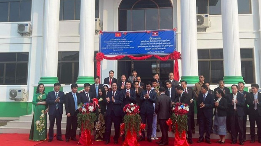 Phu Tho province hands over anti-malaria centre to Lao locality
